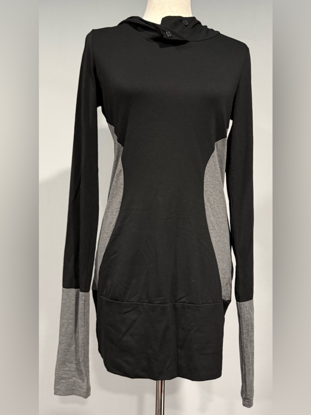 Vessos Women’s Black and Gray Long Sleeve Hooded Tunic